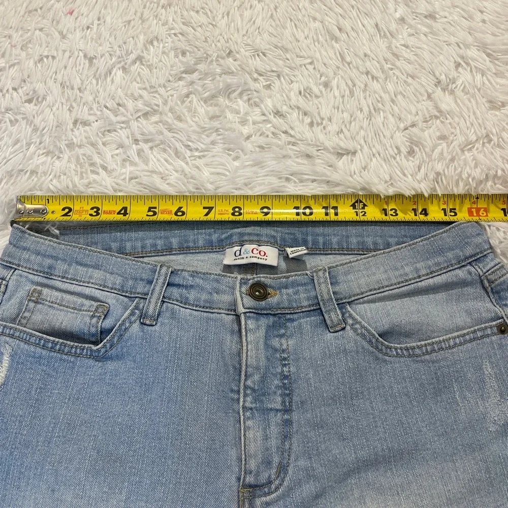 D&CO Classic Light Blue Cropped Women's Jeans SIZE 12 distressed